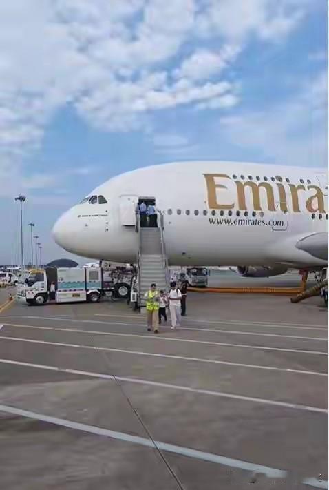 7月22日晚，阿联酋航空一架A380客机从迪拜飞往上海，遇上浦东雷雨天气，临时备