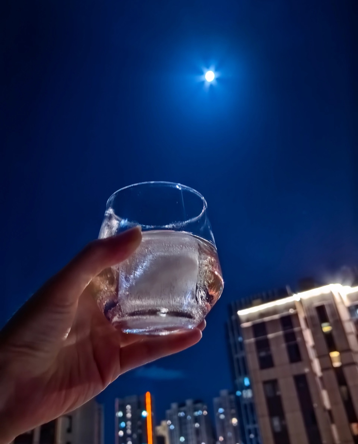 给生活加点微醺~酒量是差的，爱喝是假的，只有氛围是真的。 