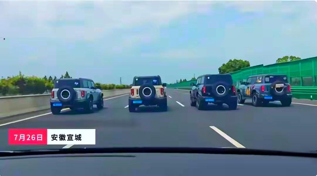高速51秒霸道摆拍：最丑陋的圈层傲慢
 
高速不是私人影棚，规则更不是摆设！近日