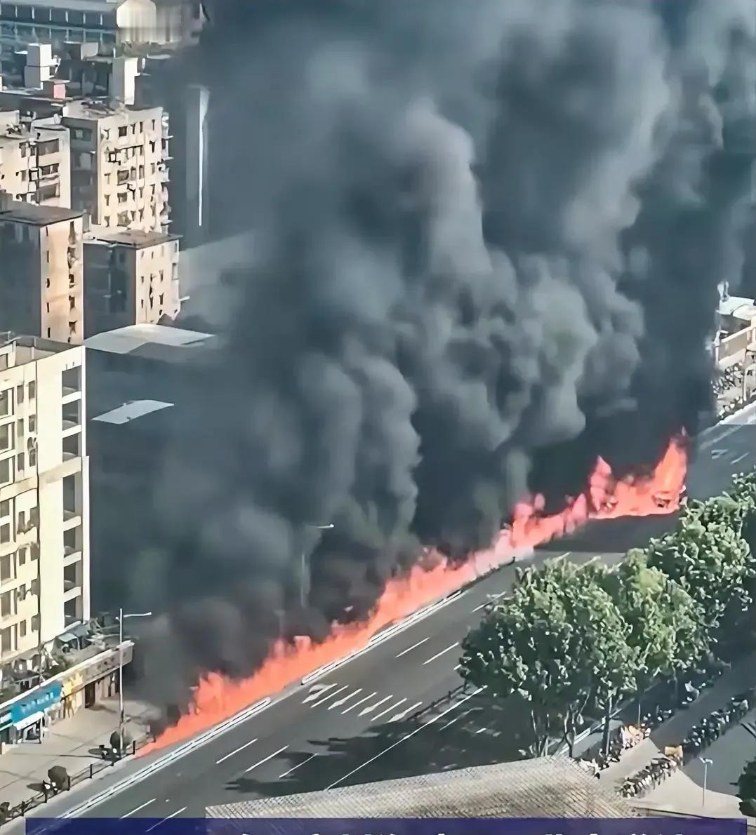 香港火灾刚灭
广州又发生一场大火
这次火灾发生在广州沙园地铁站，疑似是一辆货车漏