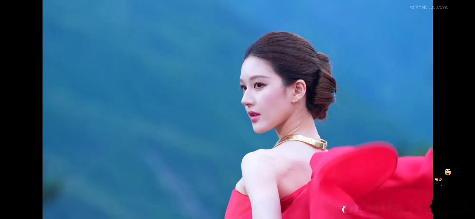VOGUE红毯直播赵露思来了，大红裙子 