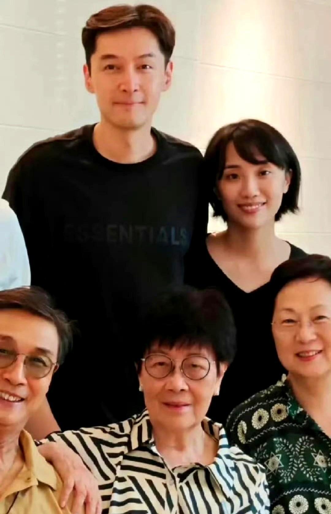 胡歌对着刚出生的儿子说要“冷静冷静”。
对自己三岁的女儿呢？
是揣在怀里，带上4