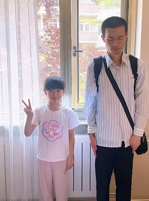 韦神与外甥女、外甥的合照画风独特，尽显别样气质。不得不感叹，他似乎天生属于学术天