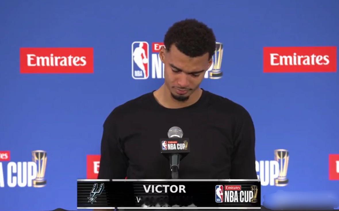 今日NBA杯决赛马刺113-124不敌尼克斯。赛后马刺球星文班亚马接受采访时眼含