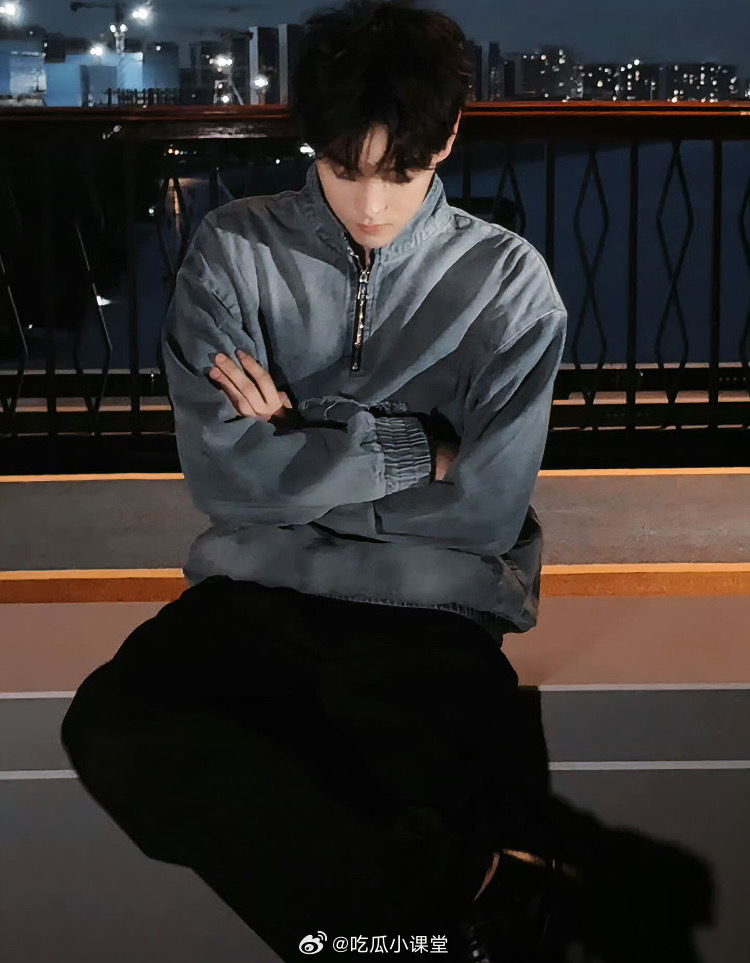 田栩宁夜景live田栩宁这张脸真是百看不厌啊，在夜晚逆光看上去就更帅气了，特别喜