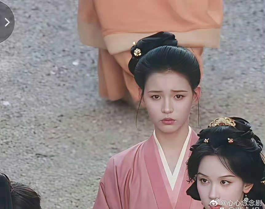 导演是打错光了吗？怎么女二看着比女主还要吸引人眼球呢？ 
