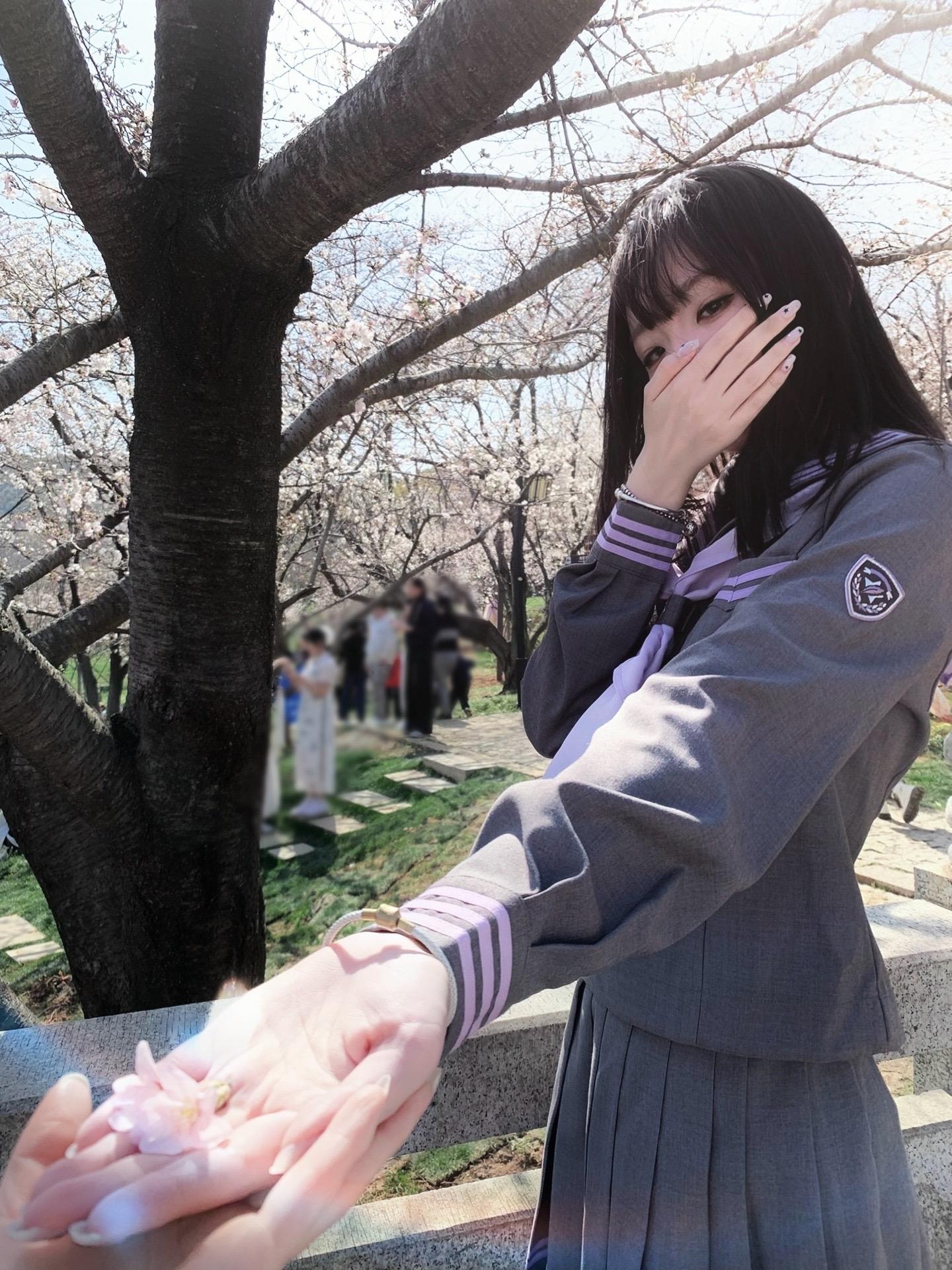 你是我独属于春天的手捧花。