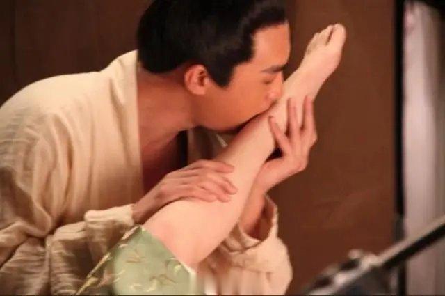 当年拍摄《新水浒传》时，有一场杜淳亲吻甘婷婷玉足的戏，对方没洗脚，甘婷婷羞涩的说