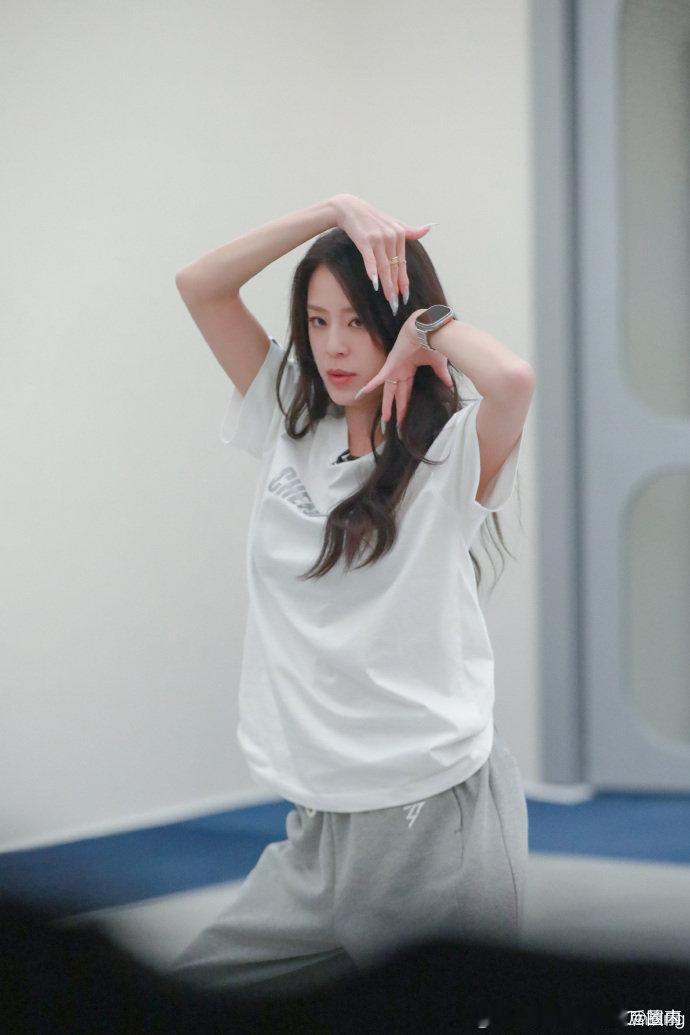 江语晨手心里还有小抄 心疼江语晨遇到家里突发状况，还好有队友贴心准备小抄，心疼乘