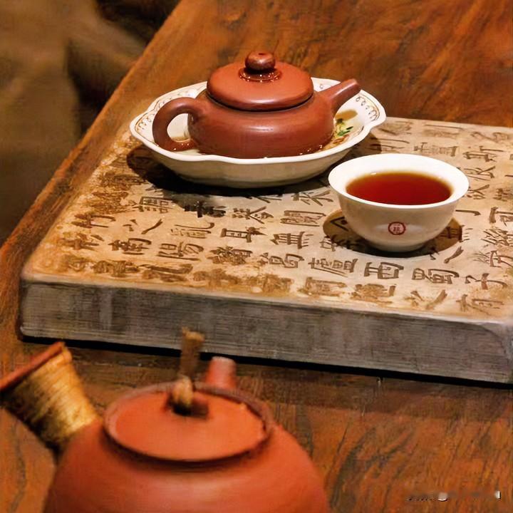 排律·《长夏茶宴》

长夏山房静，新茶谷雨前。
汲泉临石窦，生火试松烟。
蟹眼初