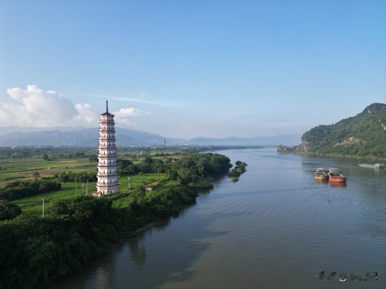 【常被洪水淹，却400年屹立不倒的古塔】
文峰塔，大概是古塔里面重名率最高的之一