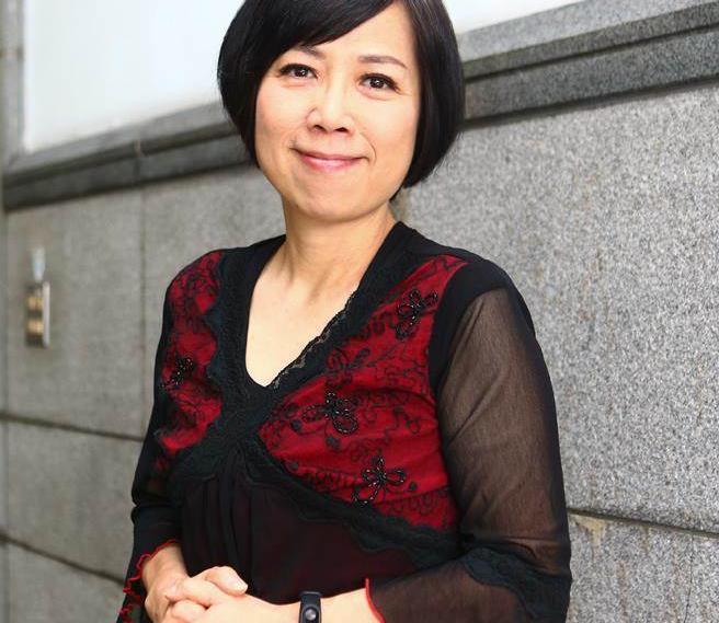 台湾名嘴黄智贤这两天情绪激动
先痛批台中市政府在“毒油案”上渎职
再斥责蓝媒《联