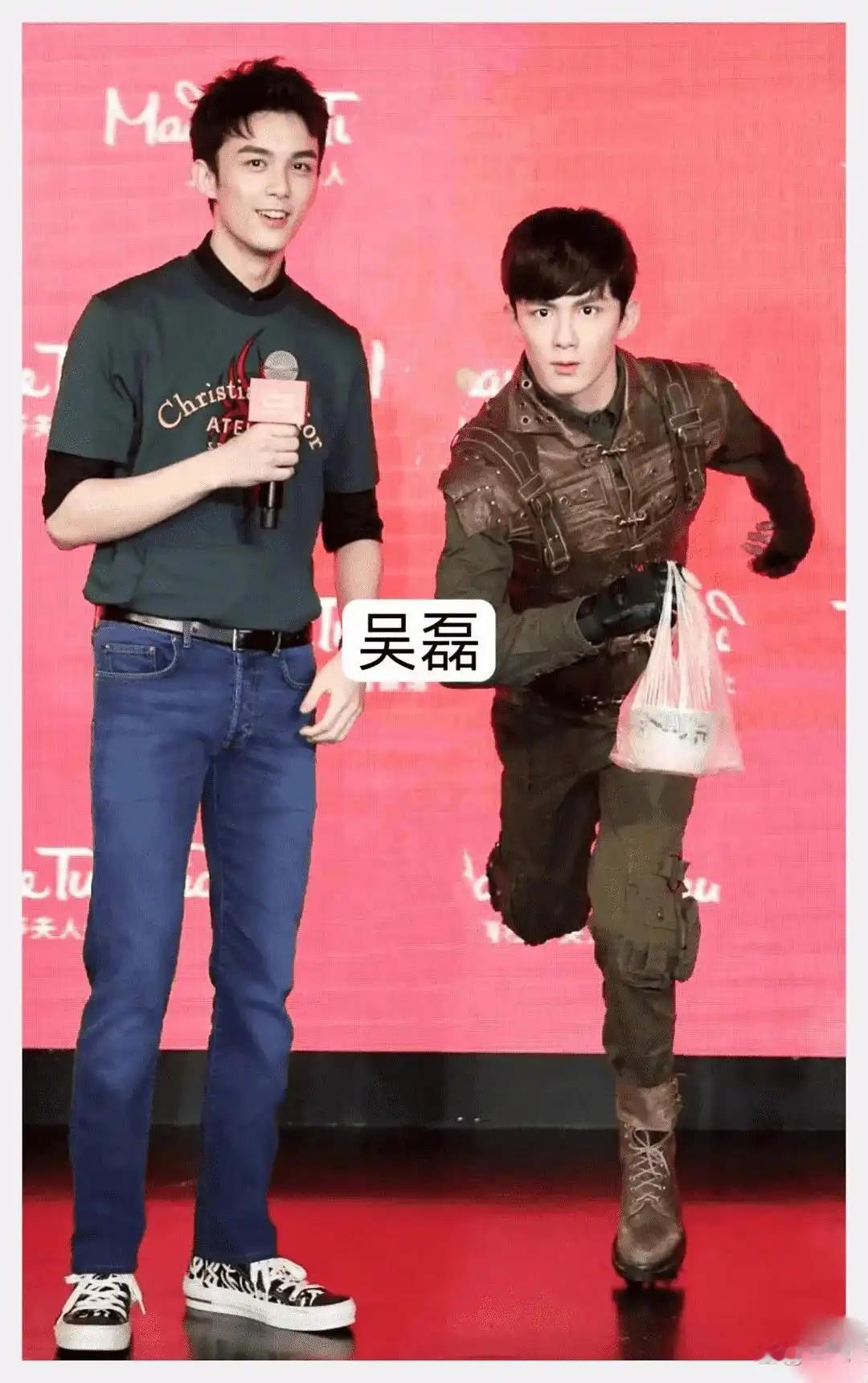 杨洋、吴磊、赵丽颖、鹿晗、白敬亭、迪丽热巴、黄子韬、杨紫、关晓彤和自己的蜡像合影