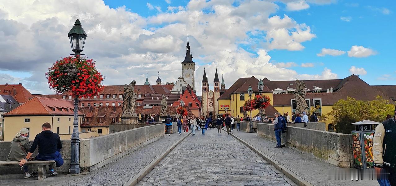 美茵河上最美丽的一座老桥——老美因桥（Alte Mainbrücke）。地处维尔