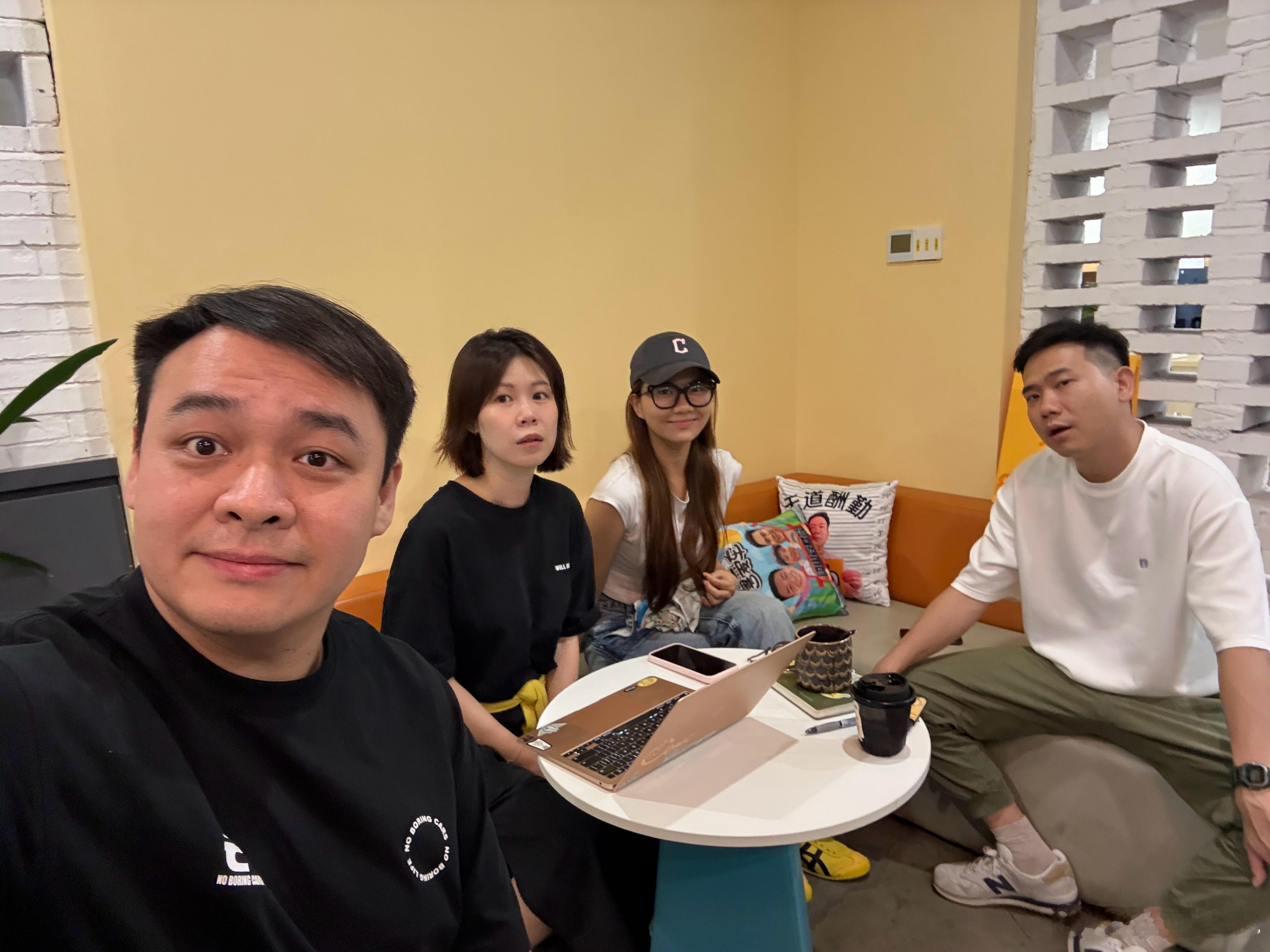 忙了一天终于有空坐下来，而几个人，在这里聊了一天！ ​​​