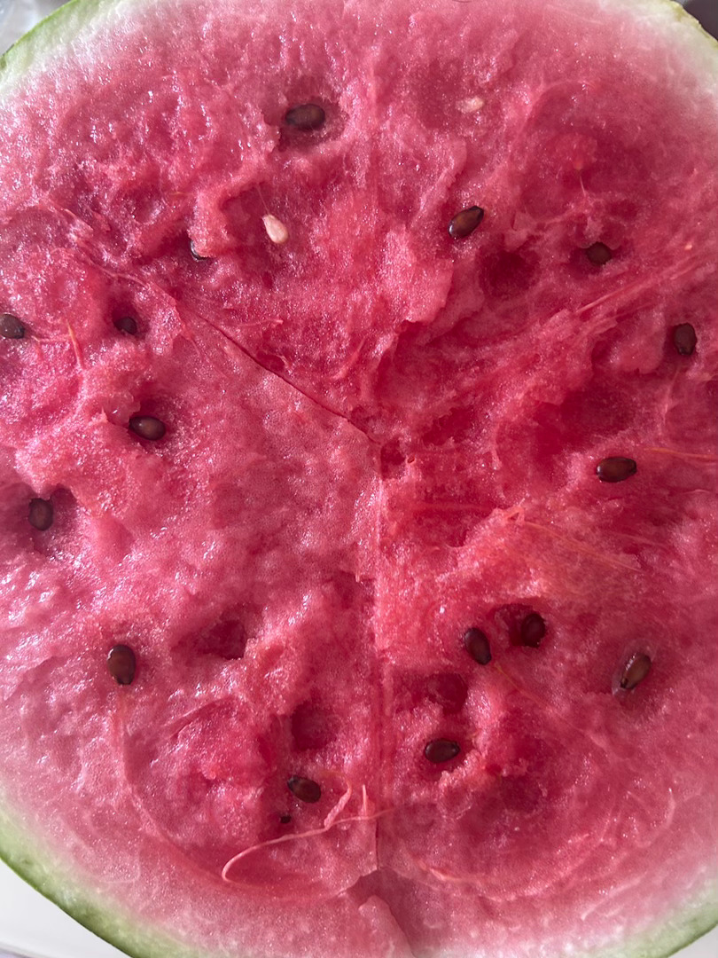 真的没太有挑西瓜的天赋，总能挑到粉粉的西瓜🍉 