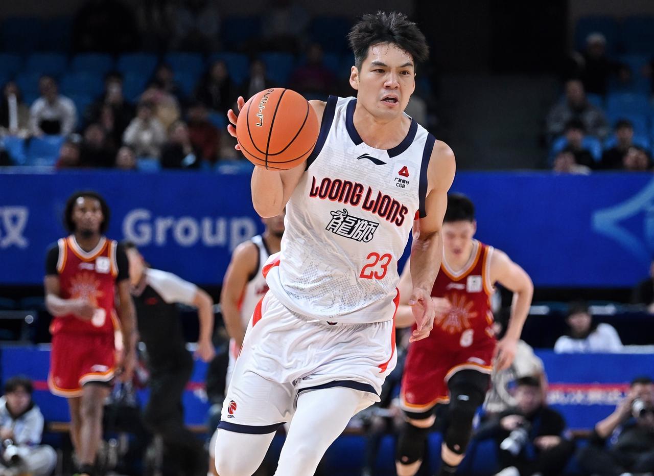 徐昕：豪哥，牛逼啊！面对北京的豪华内线，抢下9篮板，倒是我成为周琦的玩具啦？？？