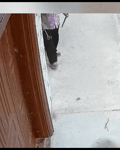 大妈的歹毒，你看懂了吗？
​大妈每天趁着邻居上班家里没人的时候，就用锥子，把邻居