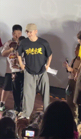 周星驰模仿迪丽热巴钰珑周星驰路演趣味复刻热巴片中神态动作，大方夸赞对方极具表演灵