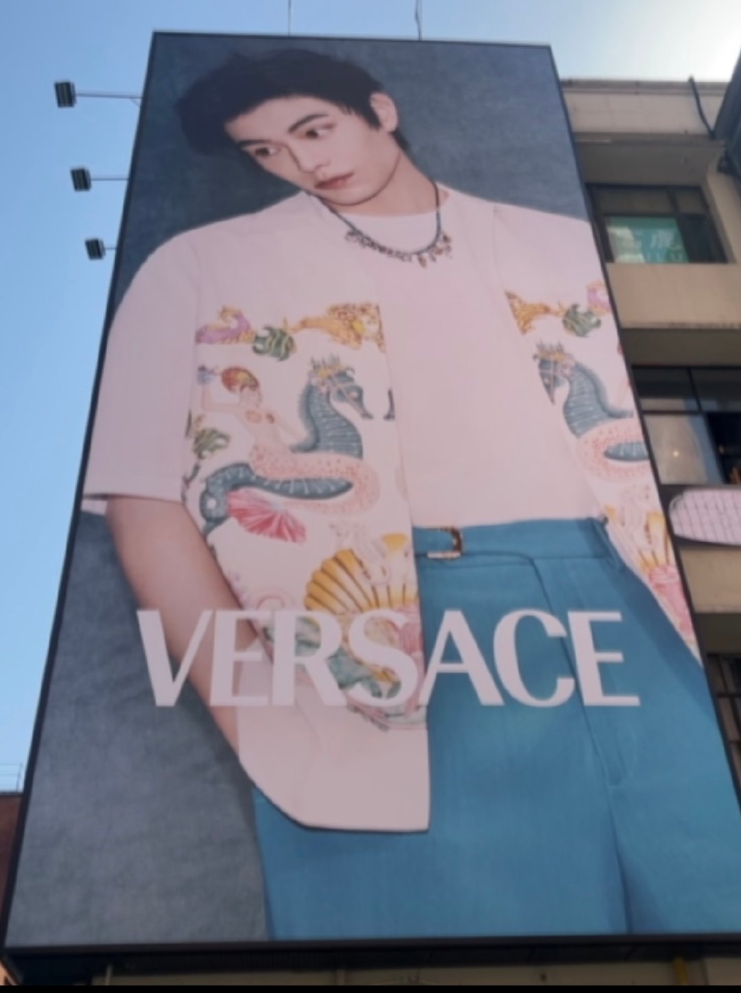 丁禹兮巨幅地广丁禹兮地广大屏 街头惊现丁禹兮“心动暴击”！巨幅地广铺满城市角落，