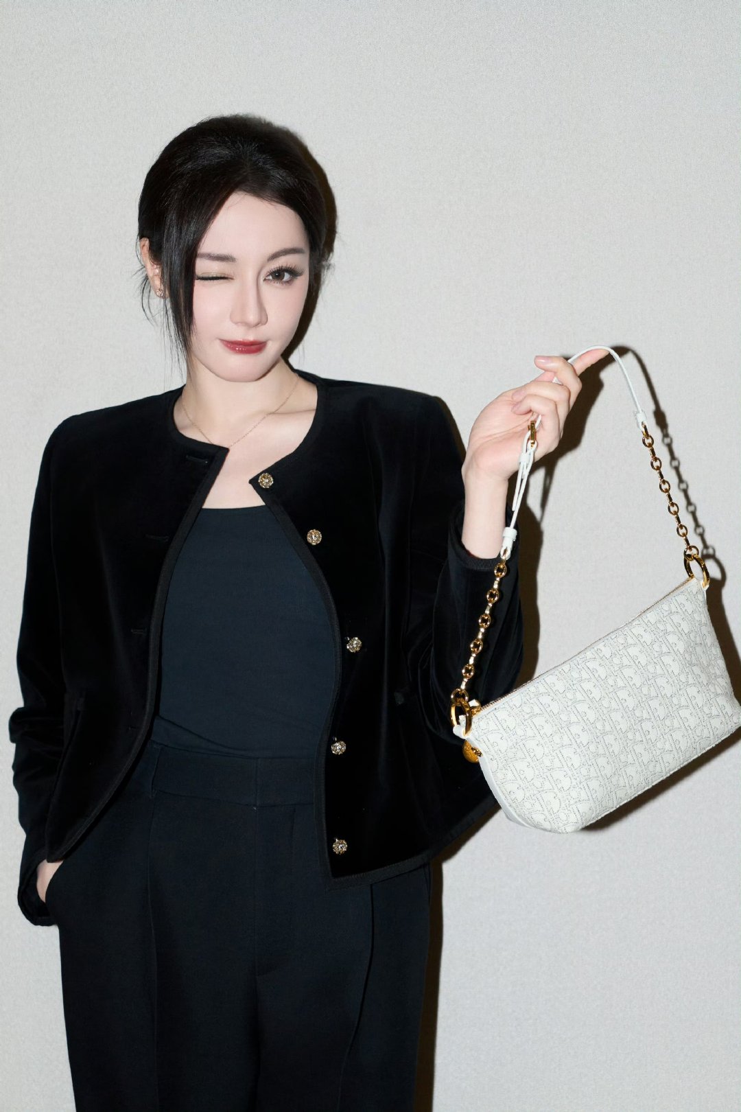 迪丽热巴黑色穿搭限时解锁 迪丽热巴酷中带甜黑色系穿搭 迪丽热巴黑色穿搭限时解锁 