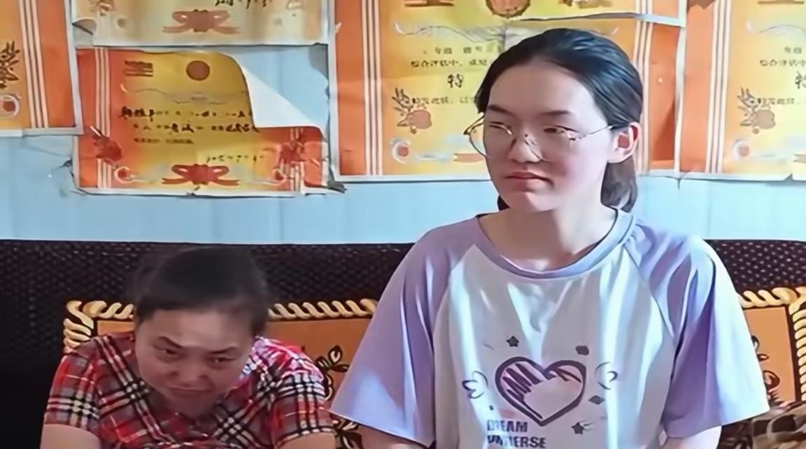 当下，不少教育资本大肆炒作课外补习，不断渲染升学焦虑，还大肆嘲讽“寒门再难出贵子