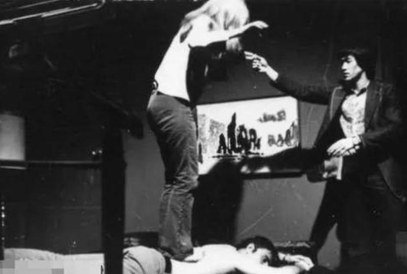 李小龙拍摄《龙争虎斗》期间，指导按摩女郎如何给约翰萨克松踩背。
约翰萨克松跟李小