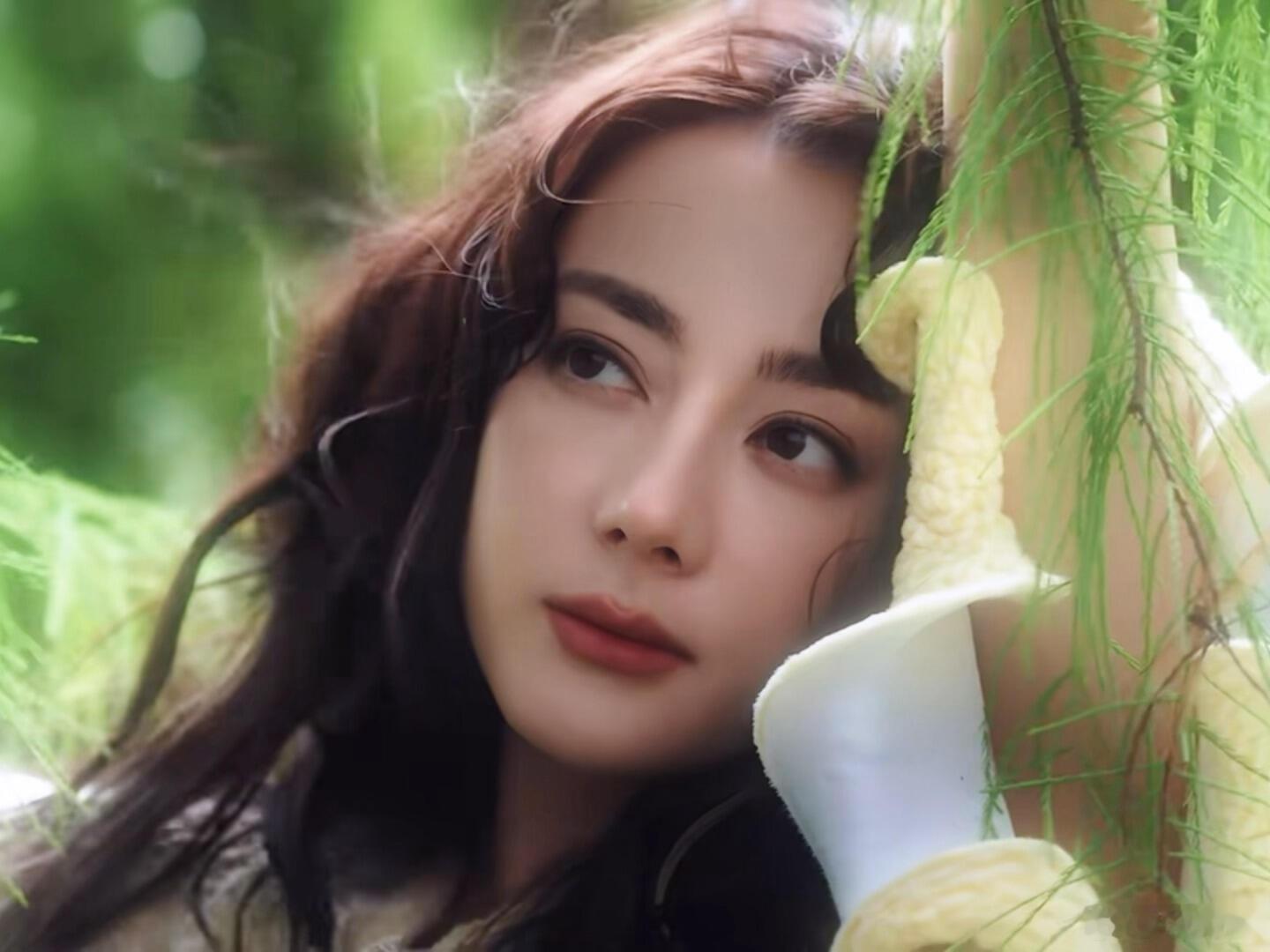 迪丽热巴VOGUE待遇 迪丽热巴登上《VOGUE》八月刊单人双封面，成为90后首