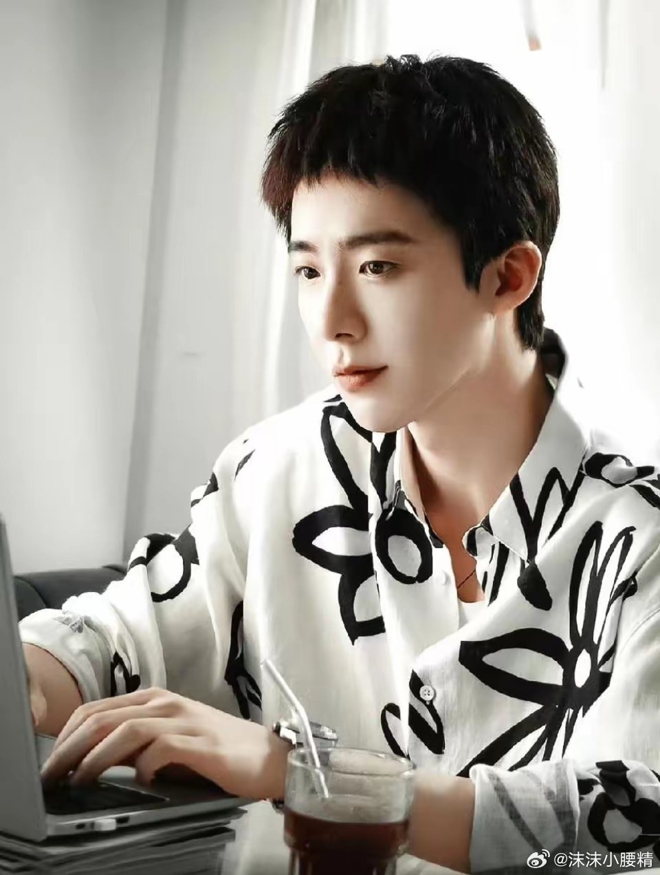 刘宇宁凭什么主播脸能演男主？《玫瑰丛生》造型一出直接炸了。你就记住啊，早期还有人