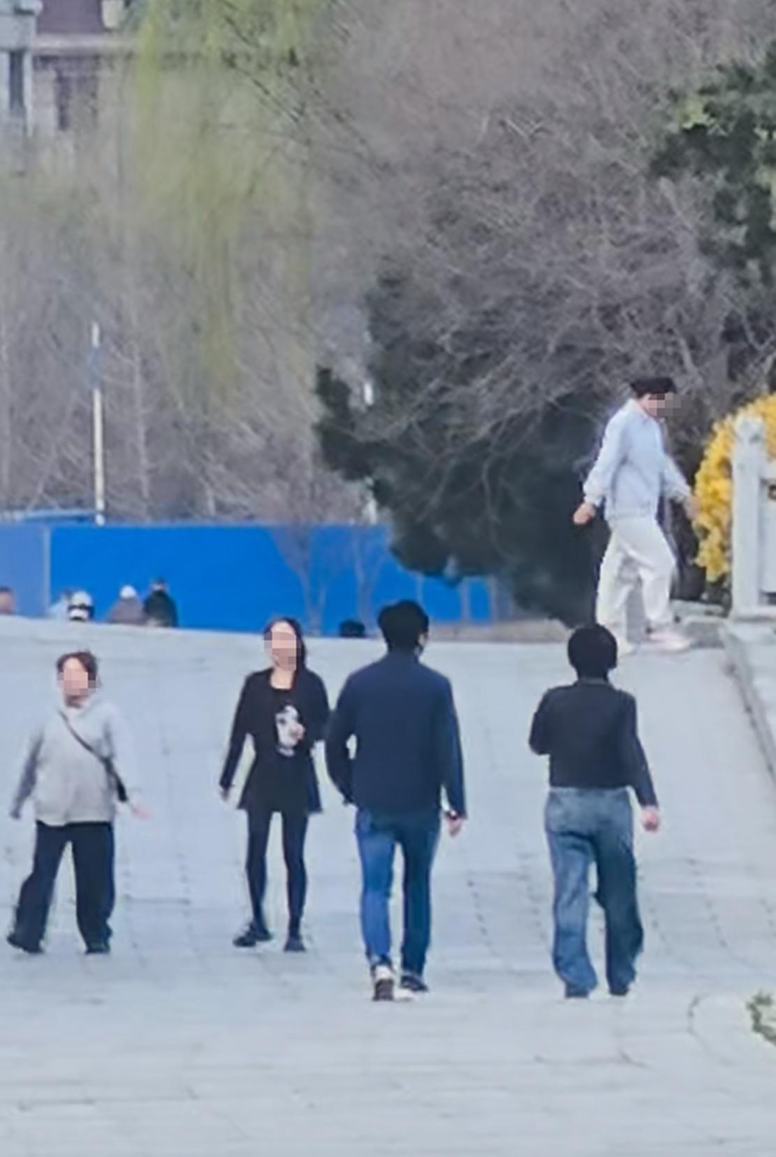 郭京飞和老婆鲍莉罕见同框，夫妻俩在辽宁街头散步时被偶遇到，当日郭京飞一身深蓝外套