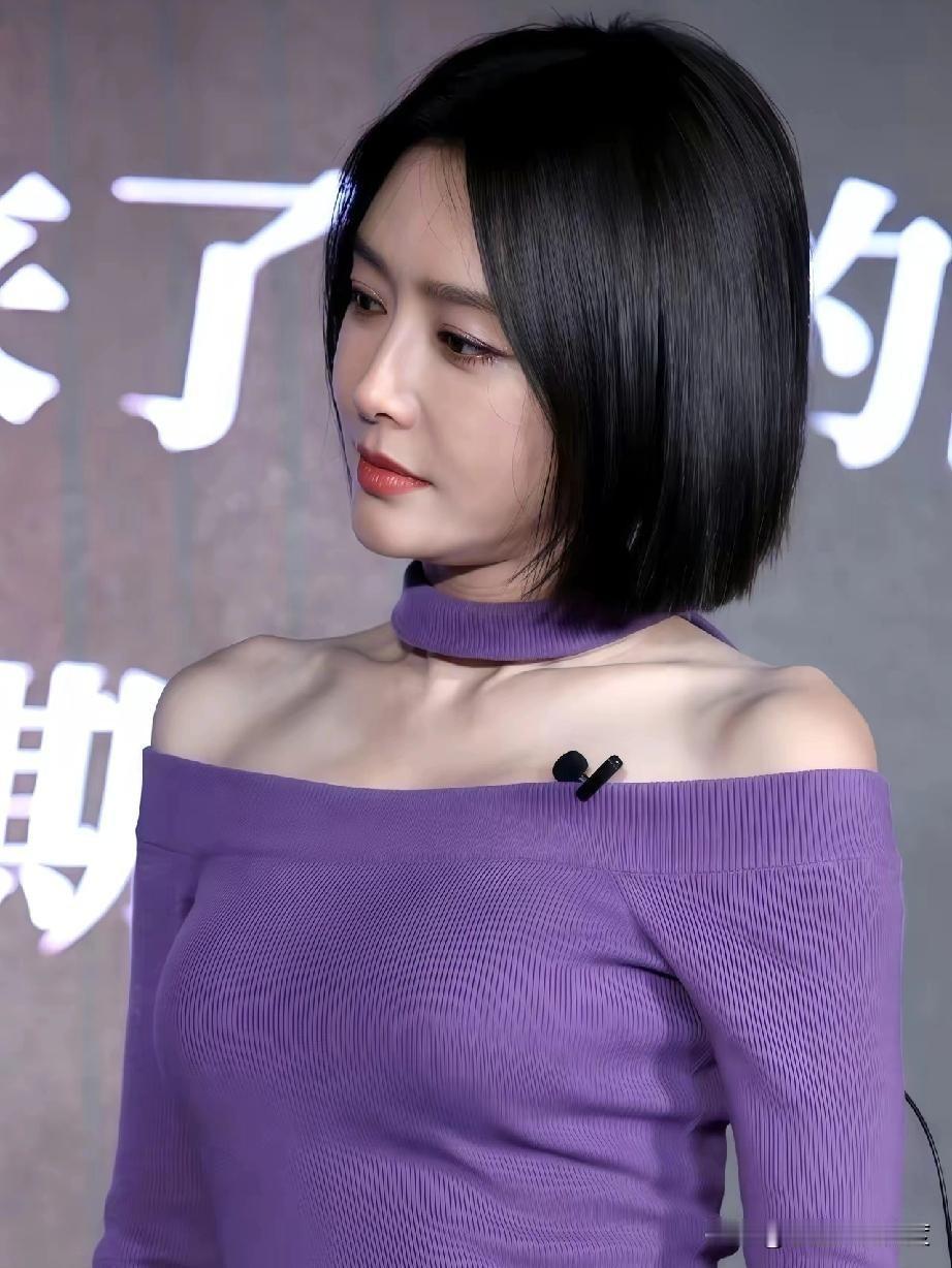 谁说短发不够女人味？秦岚用一身紫色露肩裙直接美出新高度！

这身造型太绝了，剪了