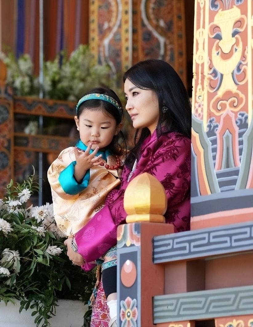 佩玛的传奇，从来不是雪山顶上不谙世事的童话。从僧袍旁稚嫩的少女到母仪天下的王后，