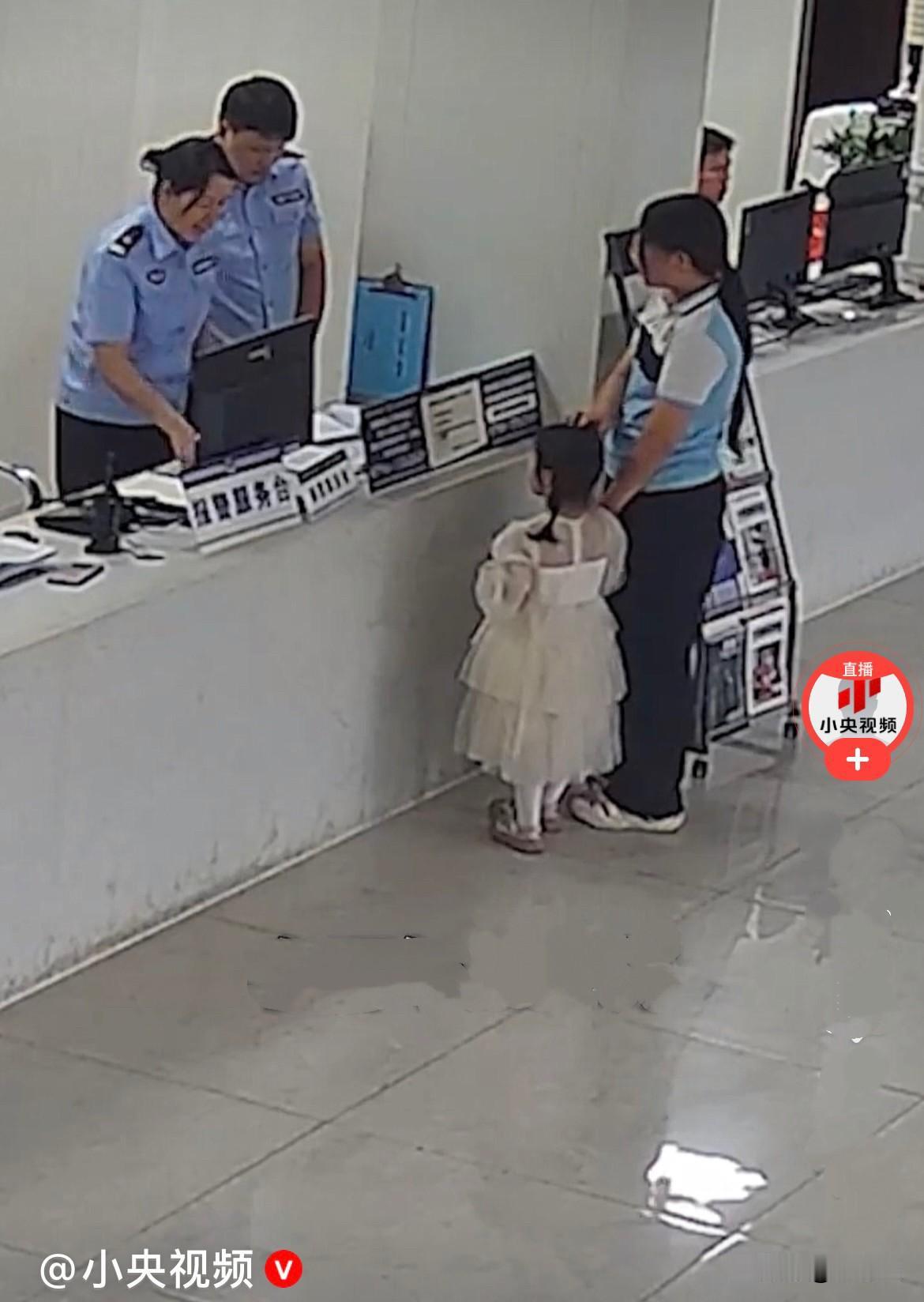 近日，湖北黄石11岁小学生朱紫淇放学过马路时，发现路边站着一个孤零零的小妹妹，呆
