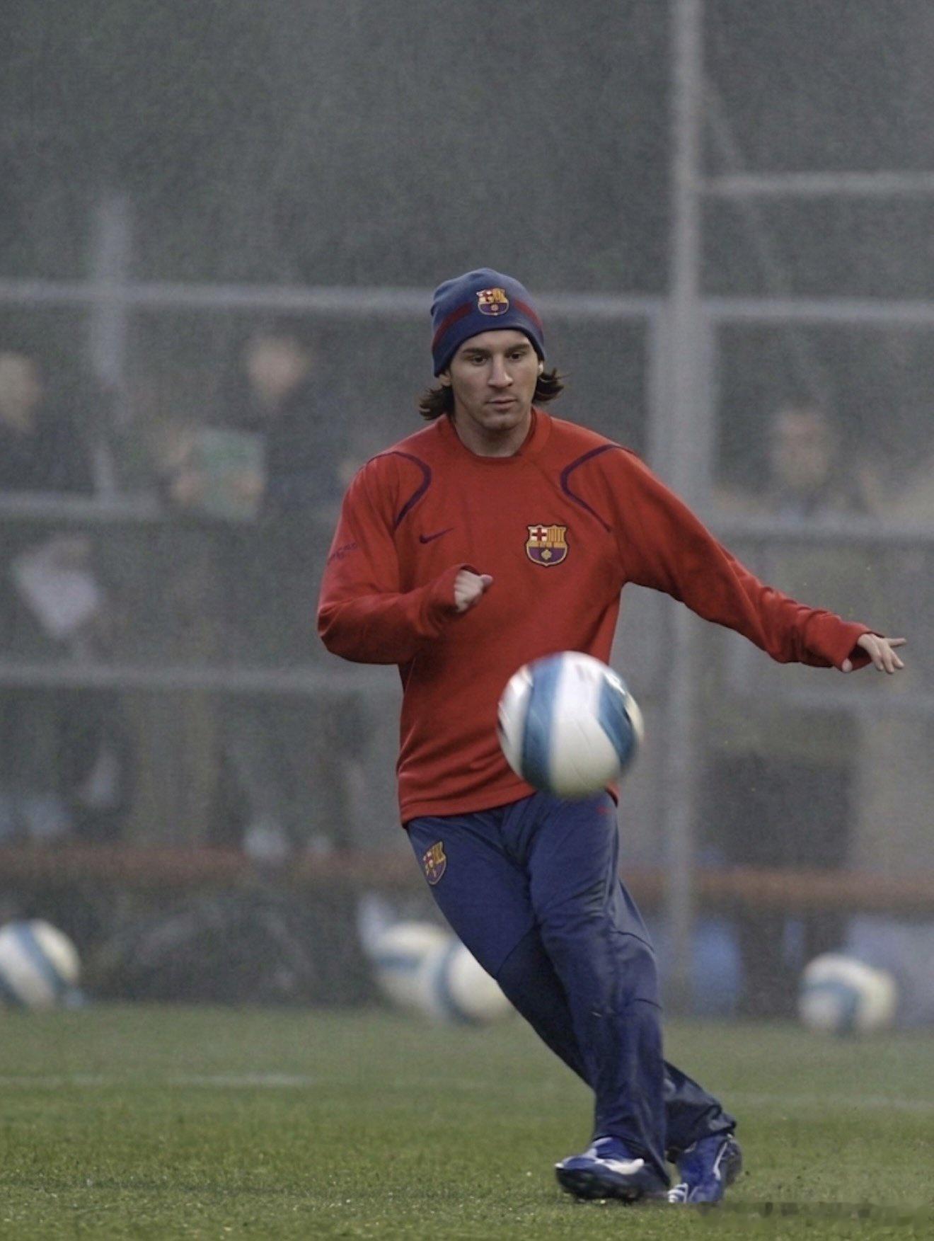 2007 Messi trains in the rain 梅西