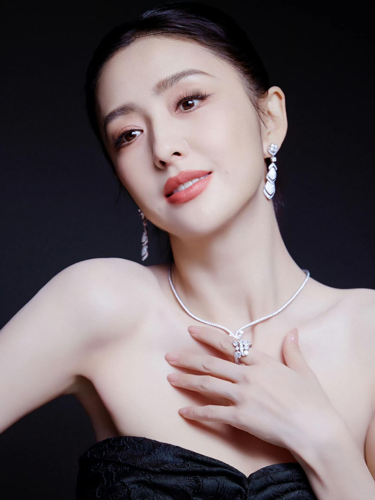 优雅与性感，你会怎么选成熟美人佟丽娅穿搭写真