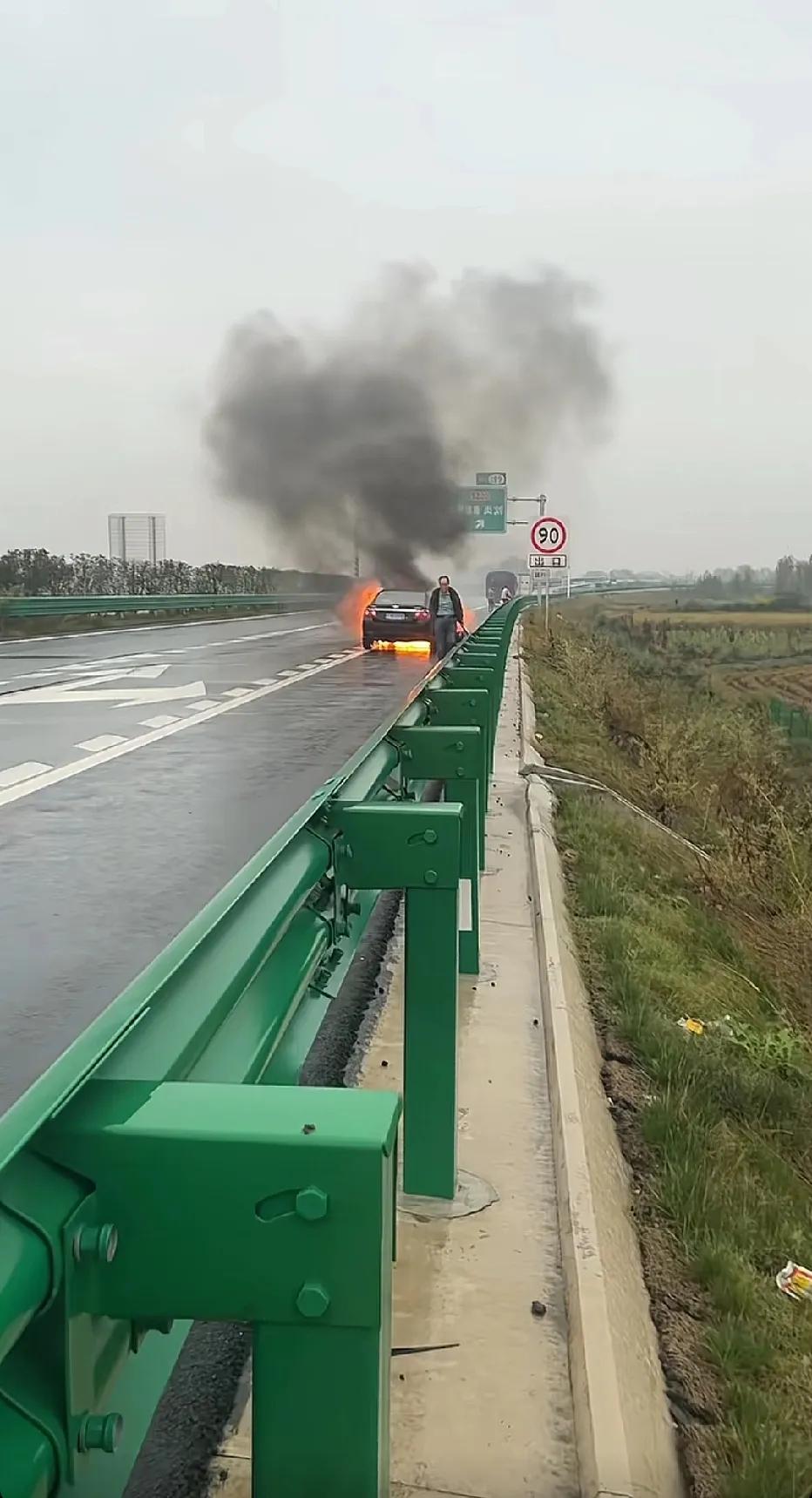 大爷这么淡定，此刻的场景，像是电影里的画面。有一网友说，这是绝命毒师第六季……不