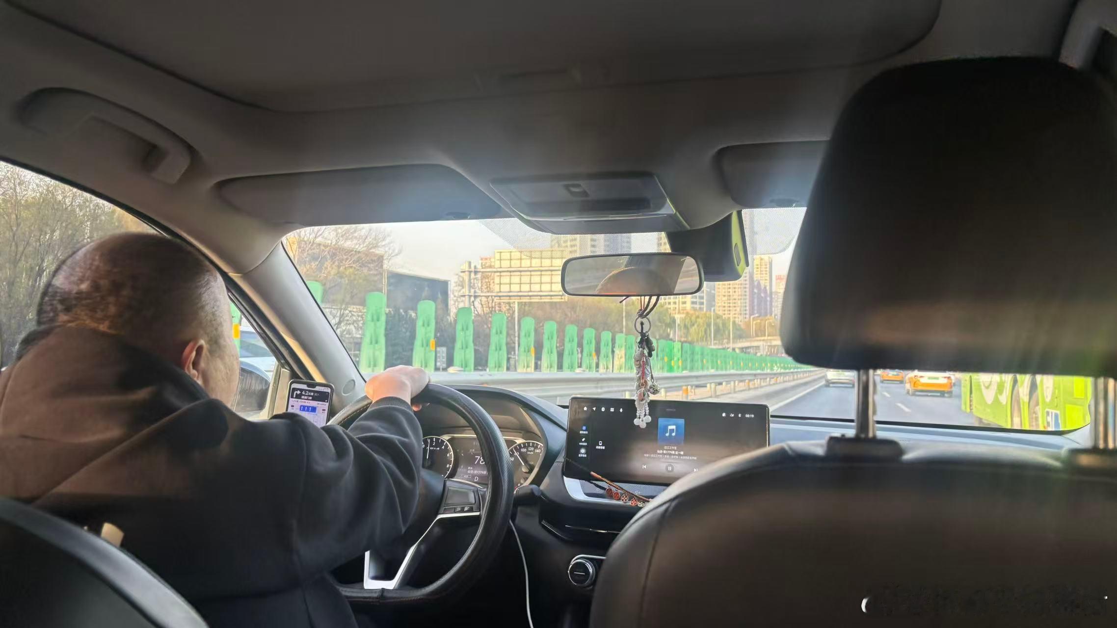 打了辆东风日产轩逸，发动机排量1.2，混动版，司机买来2年多，当时花了12万多，