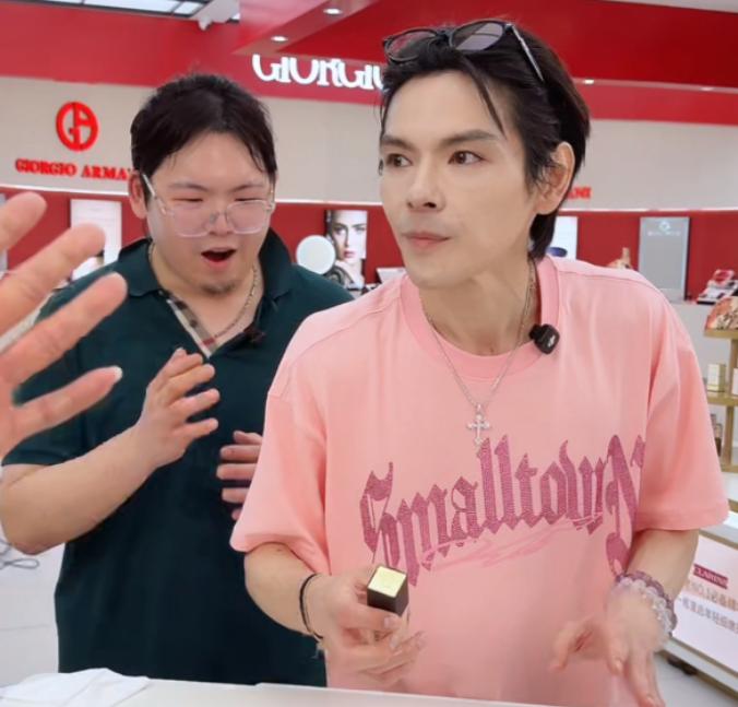 怪不得向太“不喜欢”向佑。
6月23号晚，兄弟两人首次同框直播带货，小动作以及穿