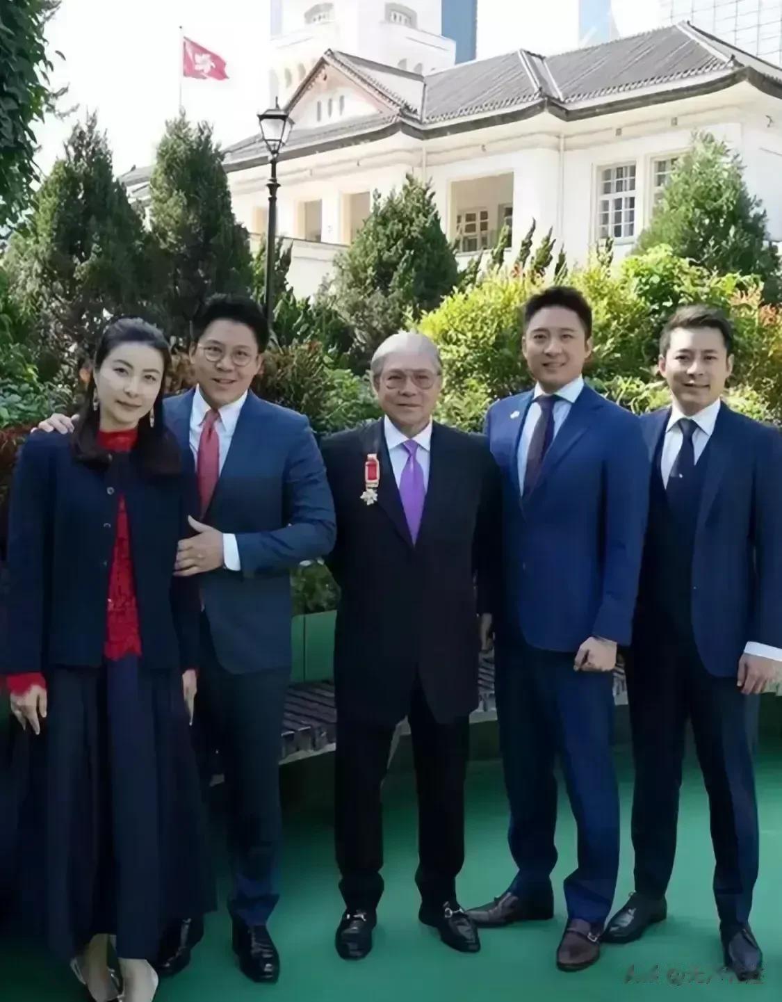 霍家还有两个女主人的位置空着，当然，如果霍震霆霍老先生还有意愿的话，那么就是三个