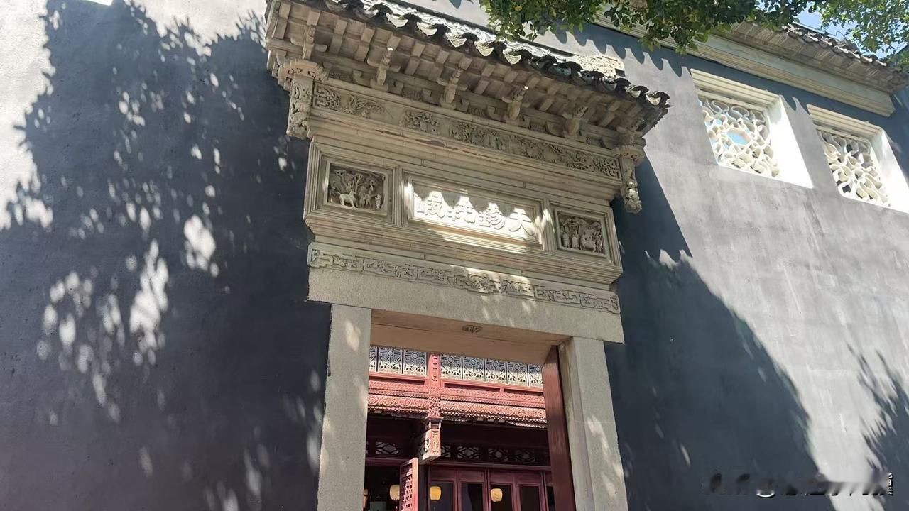 农历三月三，走入江南小镇，

赏雕刻，

走石板，

 一日雕梁画栋，看尽匠心繁