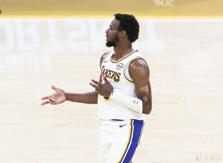 NBA季后赛首轮G3，湖人在客场经历加时赛以112-108神奇翻盘，大比分3-0