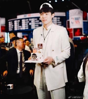 杨瀚森相约NBA赛场见 杨瀚森踏上NBA之路，开拓者16号球衣承载着他的梦想与信