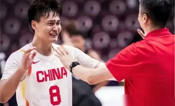 终于知道郭士强为什么赛后死死抱住赵睿了
跟新西兰打完半决赛，赵睿下场时眼眶通红。