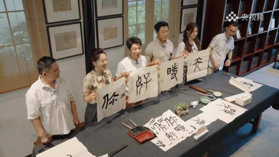 让撒贝宁佩服的人出现了 水哥又双叒圈粉！你好时光里他写篆书“时”字超丝滑，连落款