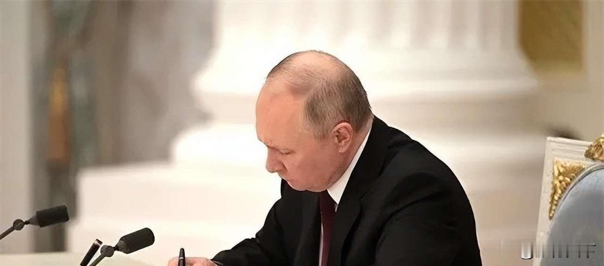 拒签美乌方案，俄推替代计划：俄乌和平谈判陷入新博弈

来源:心灵暴风雨

据彭博