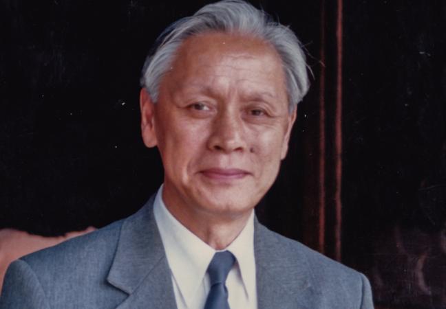 1959年，他趁着妻子出差，偷偷把一管液体灌入刚满一岁的儿子嘴里。看着儿子天真的