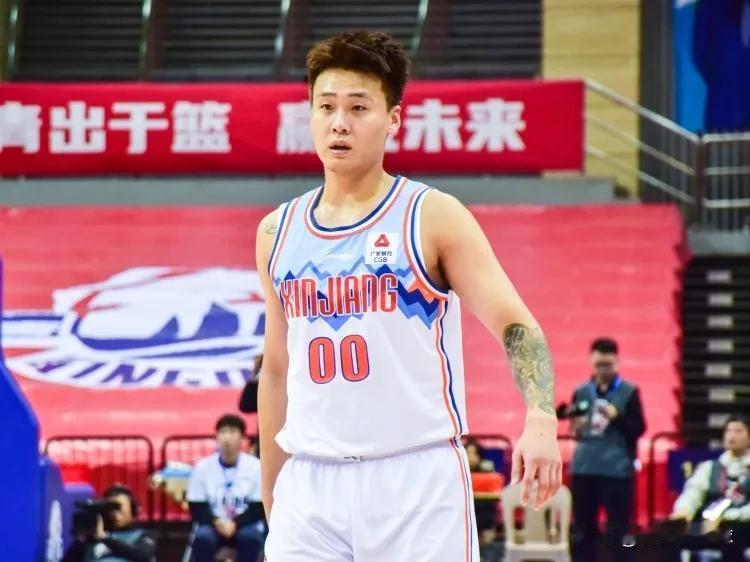 随着CBA官方今天下午宣布对在昨日比赛中冲撞裁判的赵睿处以停赛5场罚款10万元的