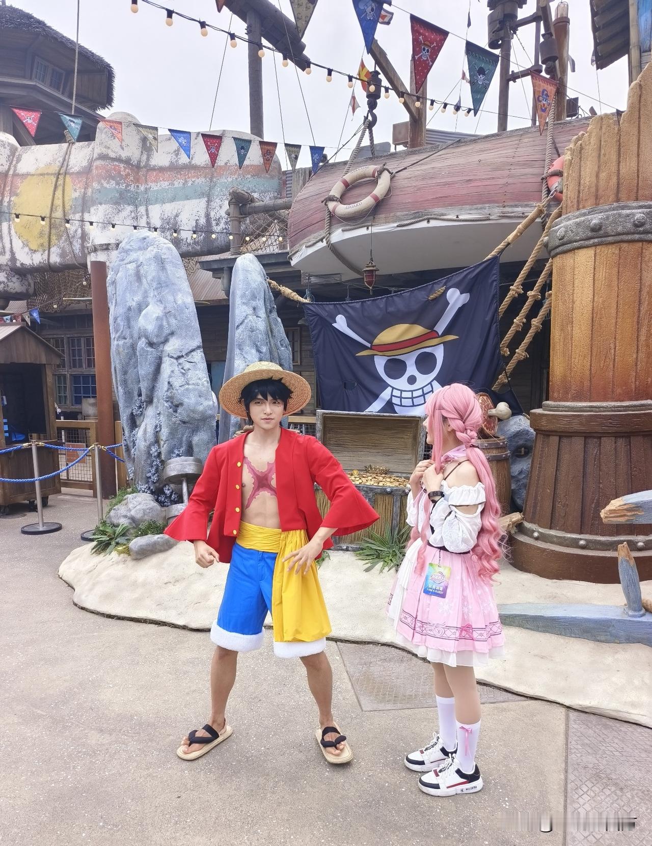 北京环球影城里二次元角色与游客互动合拍