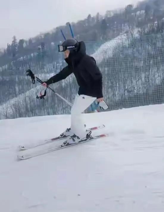 张馨予何捷滑雪秀恩爱，滑雪场上夫妇小两口浪漫甜蜜爆棚，好甜呀，真幸福呢，让不少人