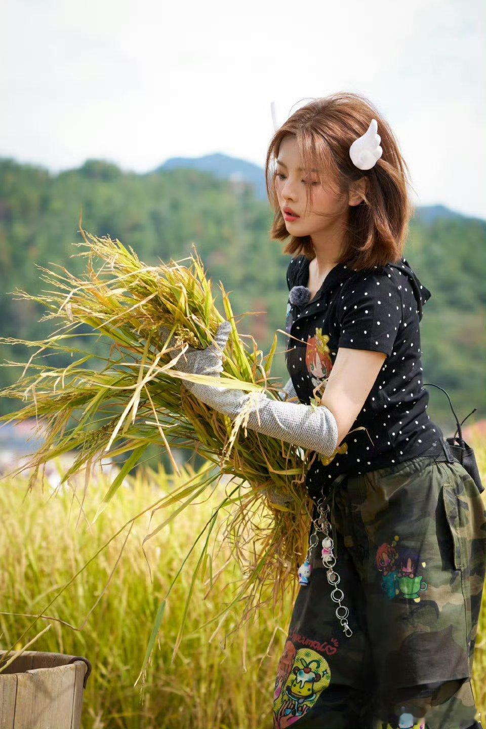 杨超越备菜像开了倍速 大美女是个能干活的宝宝 啊！一直是那个勤劳的小女孩 